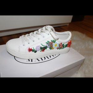Steve Madden Marcelo white women’s sneaker. Size 6